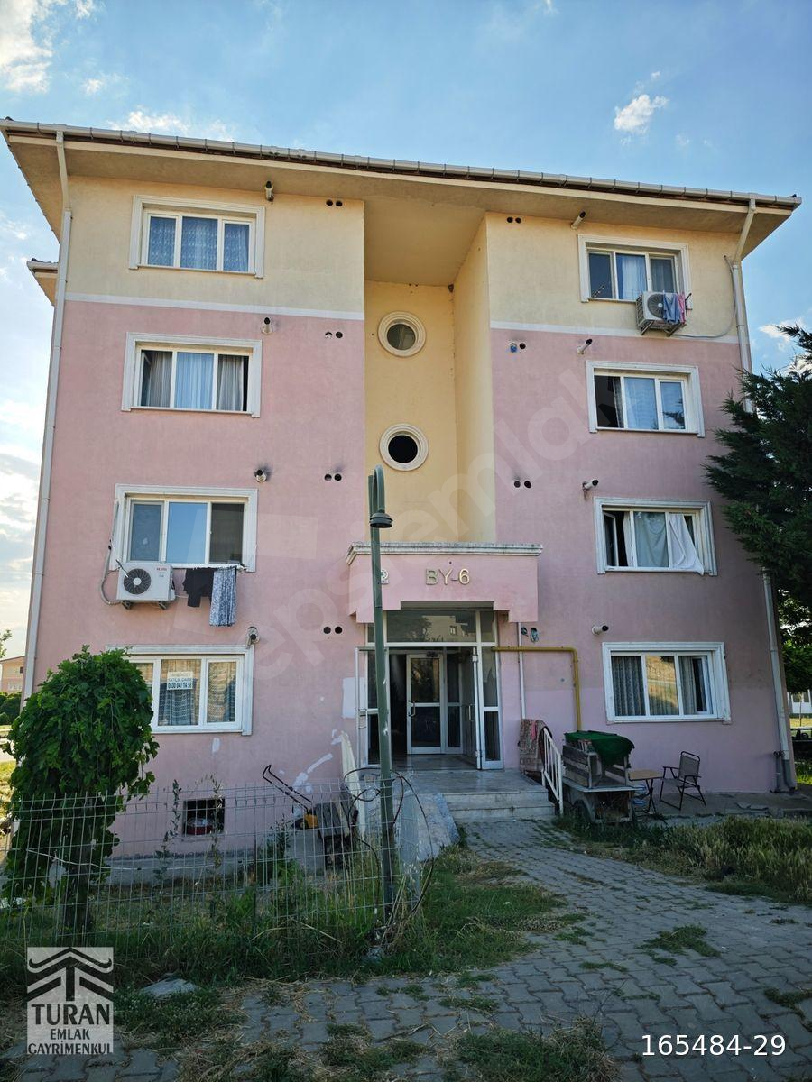 TURAN EMLAK GAYRİMENKUL'DEN ESKİ TOKİDE EŞYALI 1+1 SATILIK DAİRE