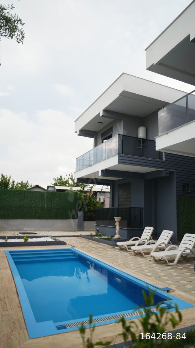 🏡 Lara Ermenek’te Villa Konseptinde, Havuzlu, Full Eşyalı, Turizm İşletme İzinli Satılık 1+1 Daire!