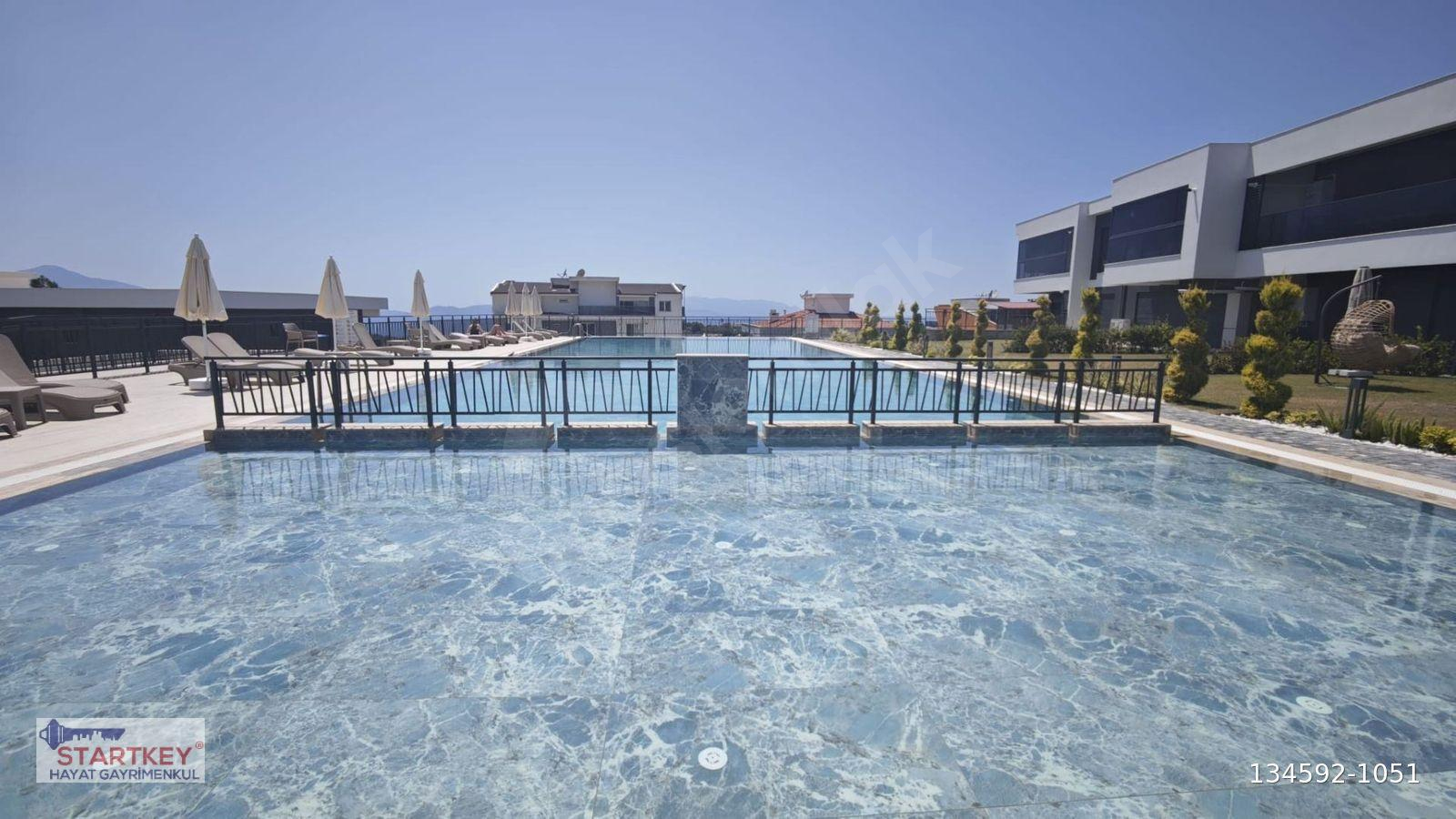 Kuşadası Havuzlu bir Sitede Doğalgazlı Deniz Manzaralı Eşyalı Kiralık 1+1 Daire
