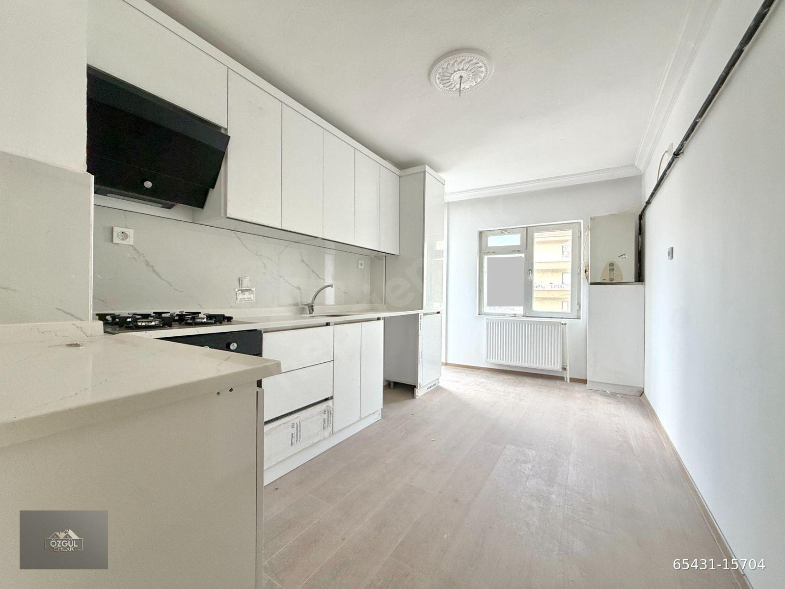 ÖZGÜL EMLAK'tan MERKEZDE FULL YAPILI KATTA 3+1 FIRSAT DAİRE