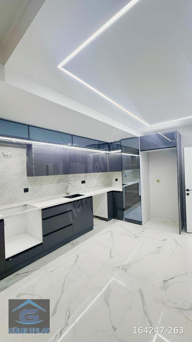 ERGENEKON MAHALLESİNDE GARAJIN ARKDASINDA ULTRALÜKS 2+1 DAİRE