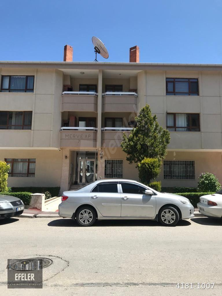 GOP FETHİYE SOKAK'TA BALKONLU ALTINDA DAİRE BULUNAN GİRİŞ ÖN CEPHE 2+1