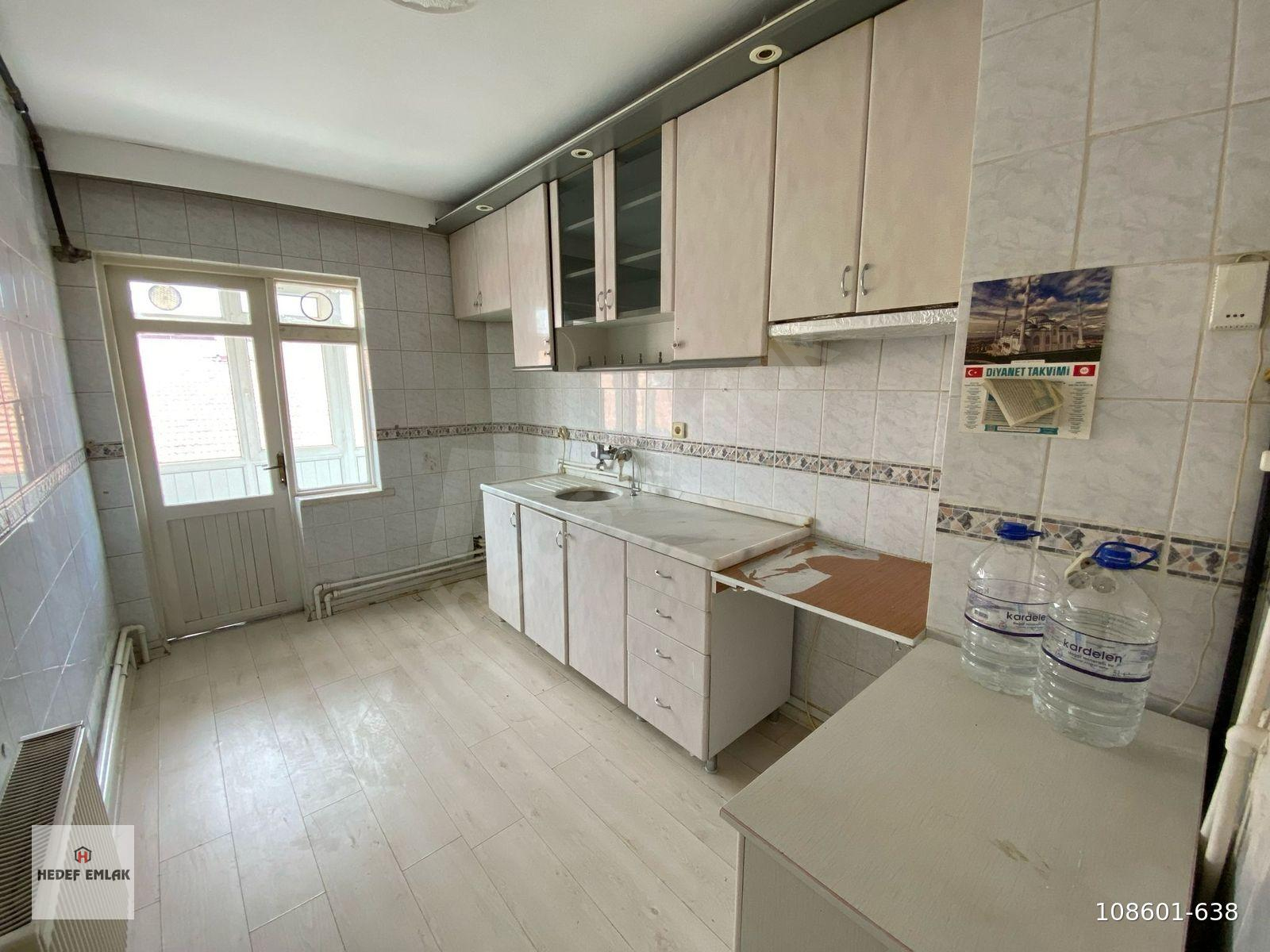 HEDEF EMLAK`TAN 3+1 MERKEZİ KONUM CADDE ÜSTÜ YENİ BADANA BOYALI!