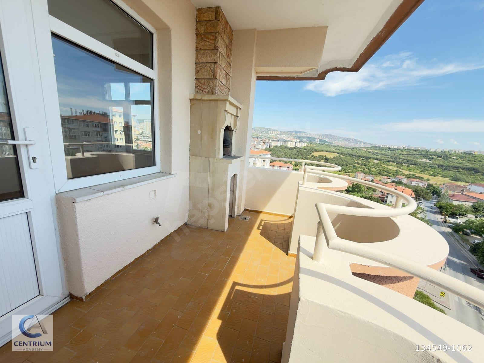 İçerenköy’de Hazır Kiracılı, 50 m² Arsa Paylı Satılık 3+1