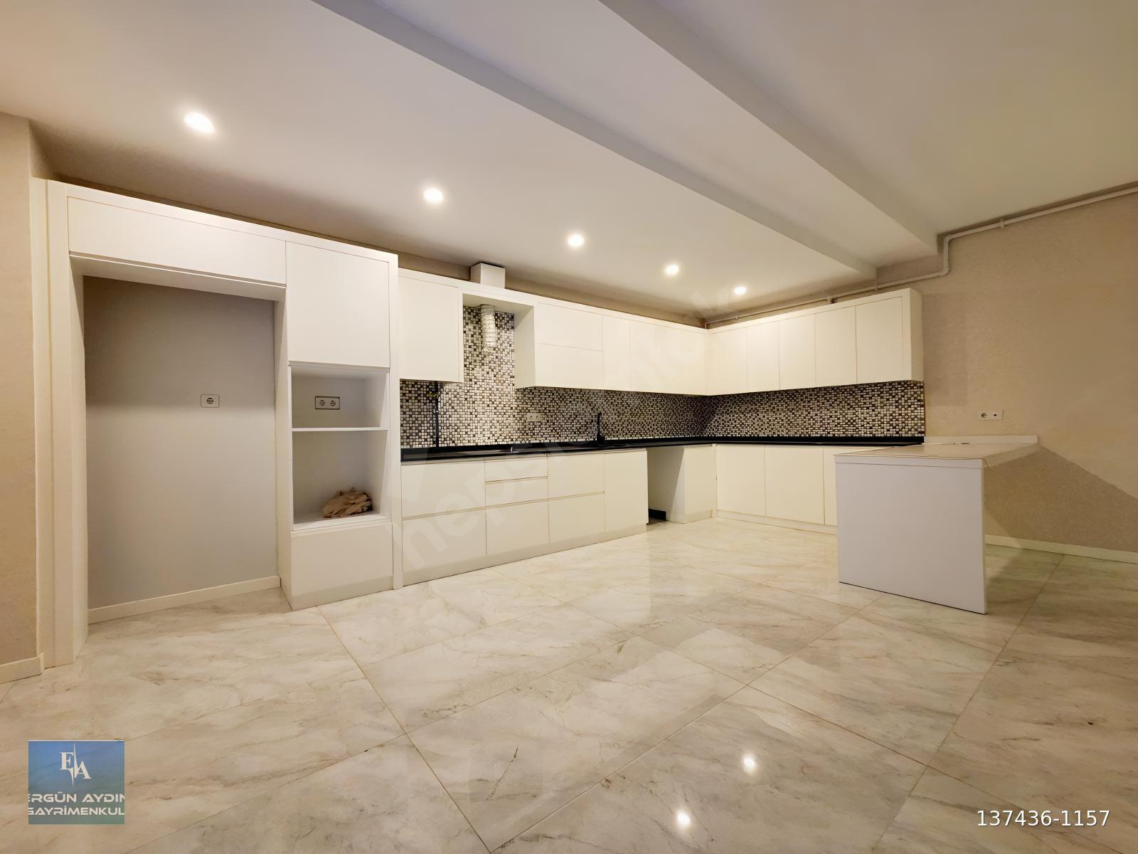 ERGÜN AYDINDA Tank Meydanı Yakını Prestijli Sitede Havuzlu Daire