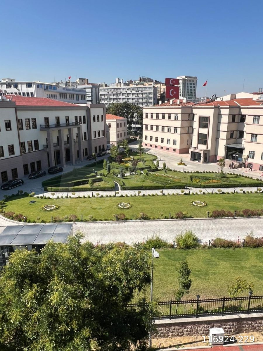 SIHHİYE SAĞLIK 1 SOKAKTA VALİLİK KARŞISI KATTA ASANSÖRLÜ 1+1 DAİRE