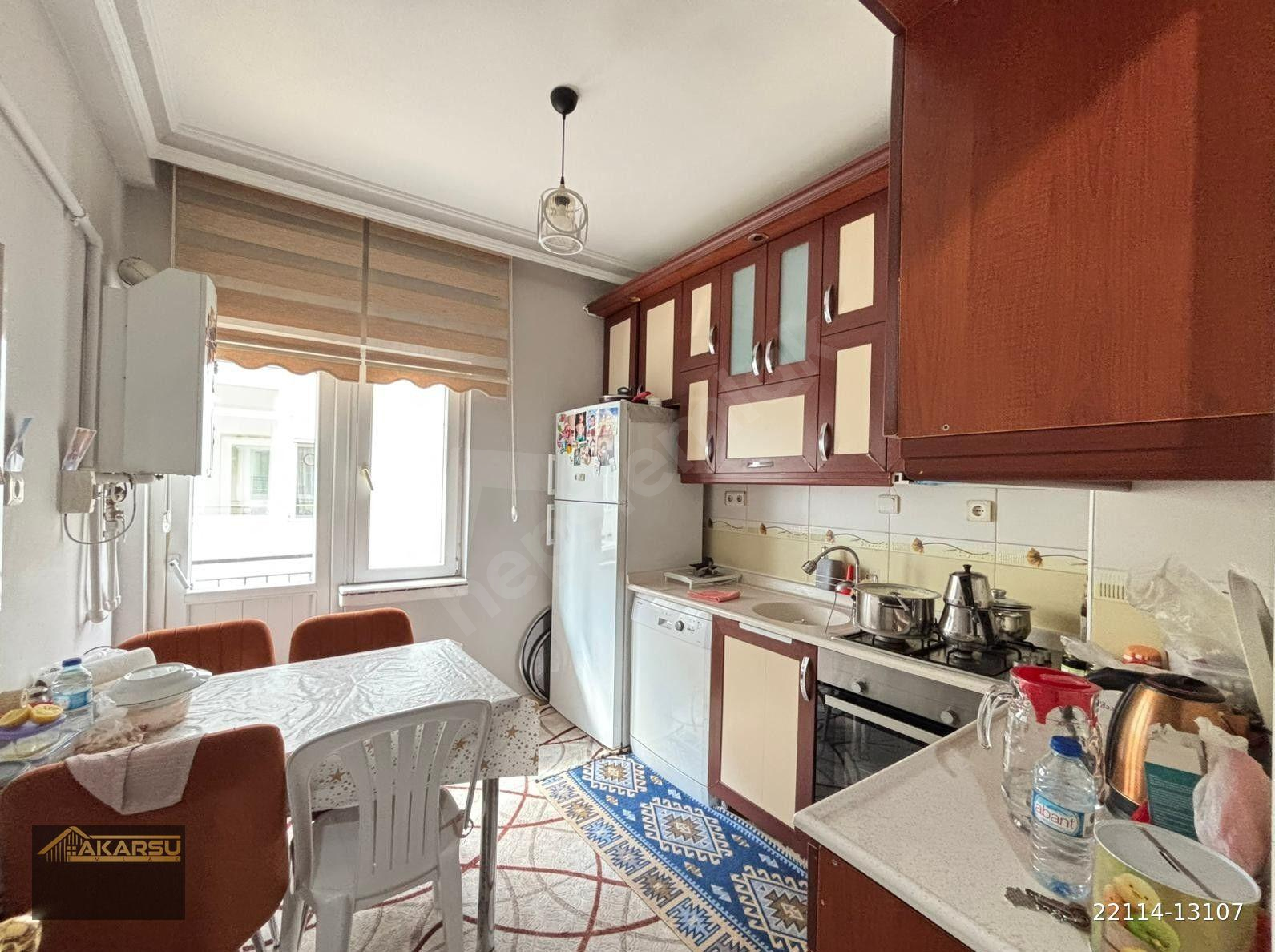 AKARSU EMLAK'TAN 3+1+KİLERLİ 3 BALKONLU YAPILI KATTA ANA CAD YAKINI MERKEZİ KONUMDA KULLANIŞLI DAİRE