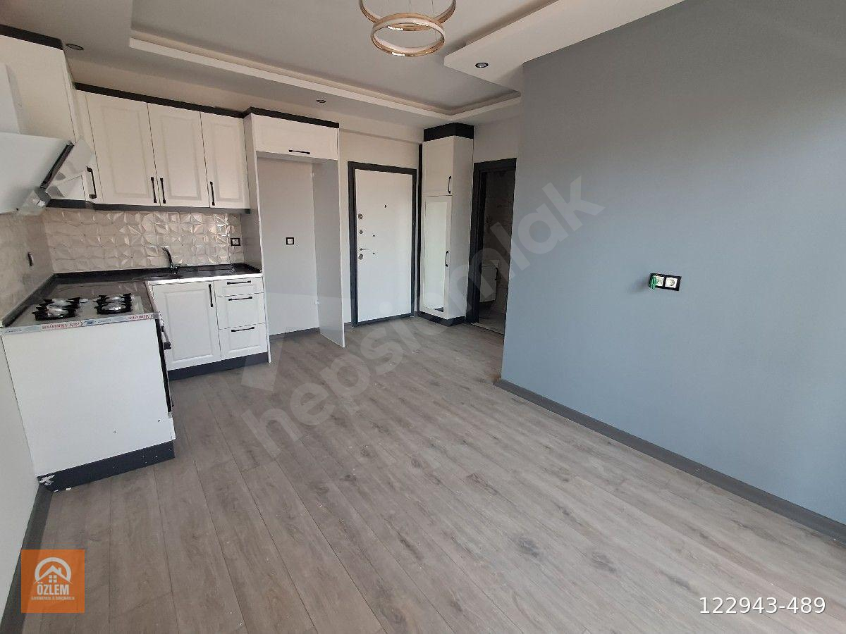 SARIÇAM ÇARKIPARE DE MERKEZİ KONUMDA YENİ BİNA DA SATILIK 1+1 DAİRE
