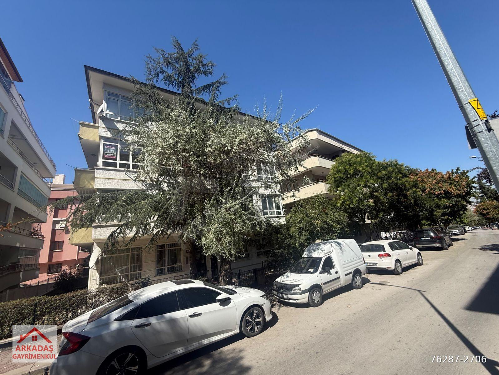 GAZİ HASTANESİNE YAKIN ARA KATTA BAKIMLI ÖN CEPHE 3+1