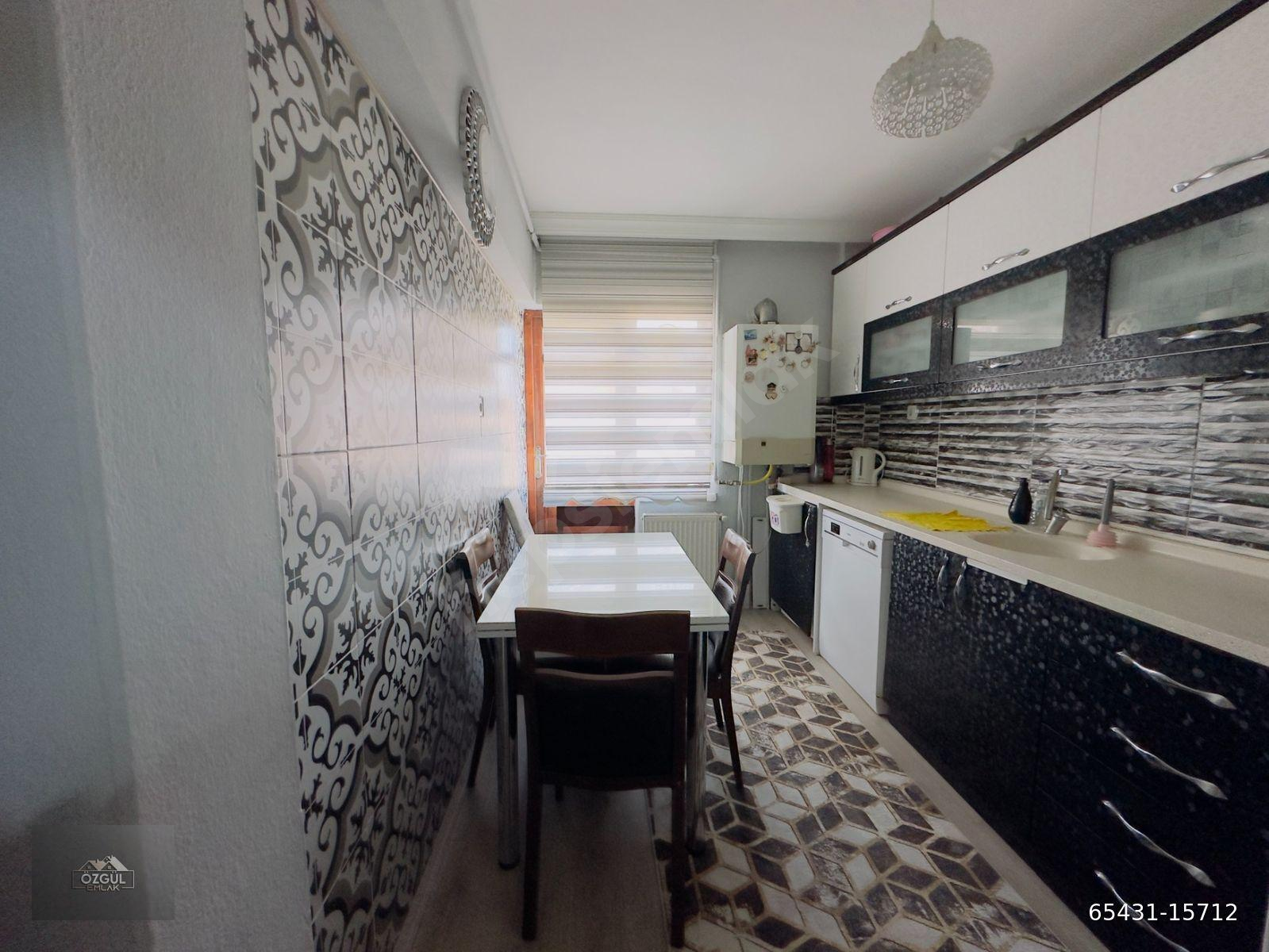 ÖZGÜL EMLAK'tan MERKEZDE ORTA KAT GÜNEY CEPHE 3+1 UYGUN DAİRE