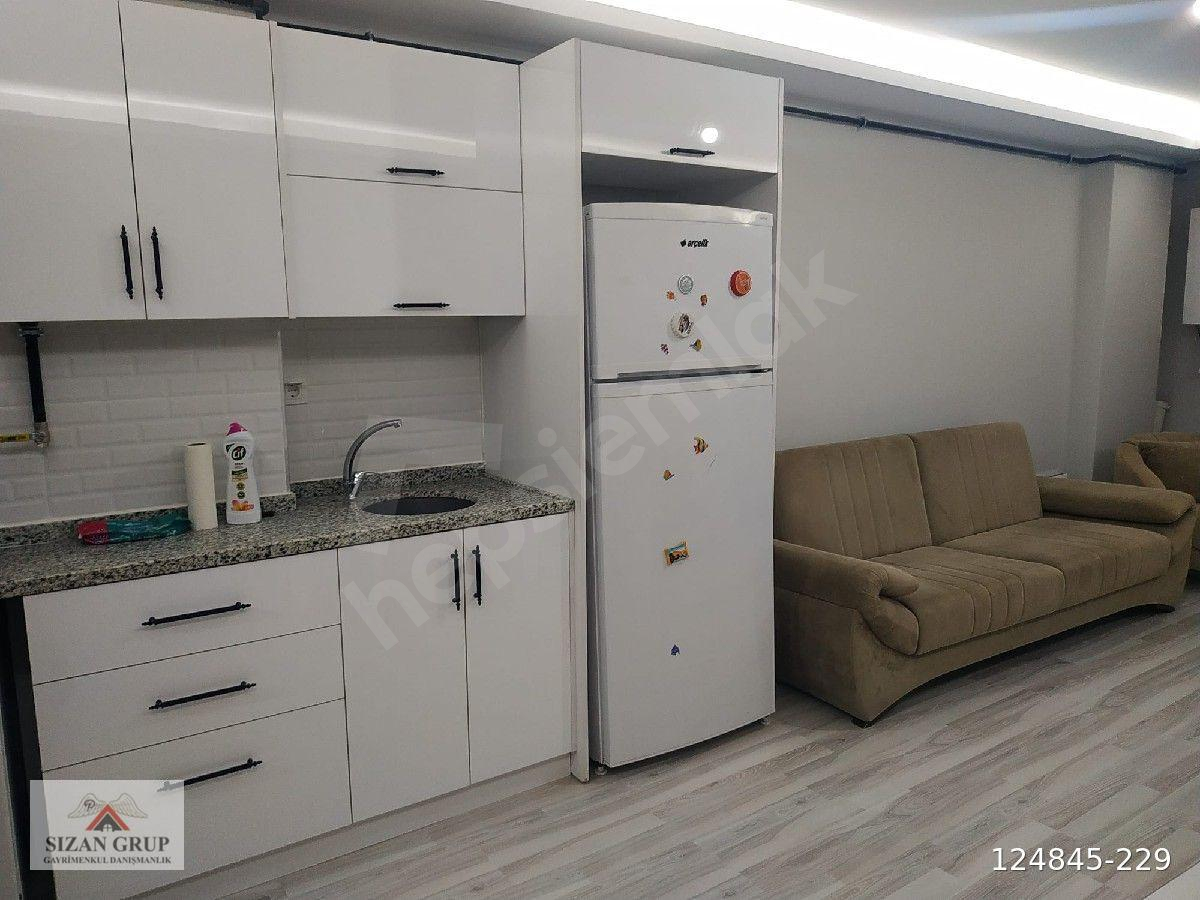 İZMİT MERKEZDE EŞYALI KADIKÖYMH DE 1+1 KİRALIK DAİRE. BİNAMIZ 3 KATLI OLUP 2.KATTA DIR BİNA YAŞI