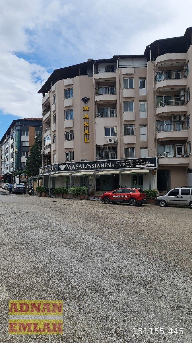 Antakya Serinyol merkezde 140 mt² 3 yöne bakan 3 klimalı 3 odalı 3 avizeli özel yapım satılık daire