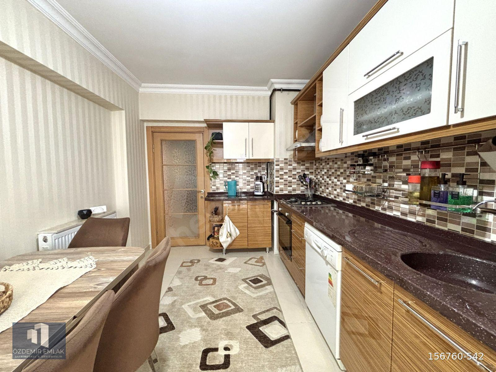 ÖZDEMİR EMLAK'TAN CADDE ÜSTÜ SİTEDE 3+1 150M² YAPILI ÇİFT BANYO