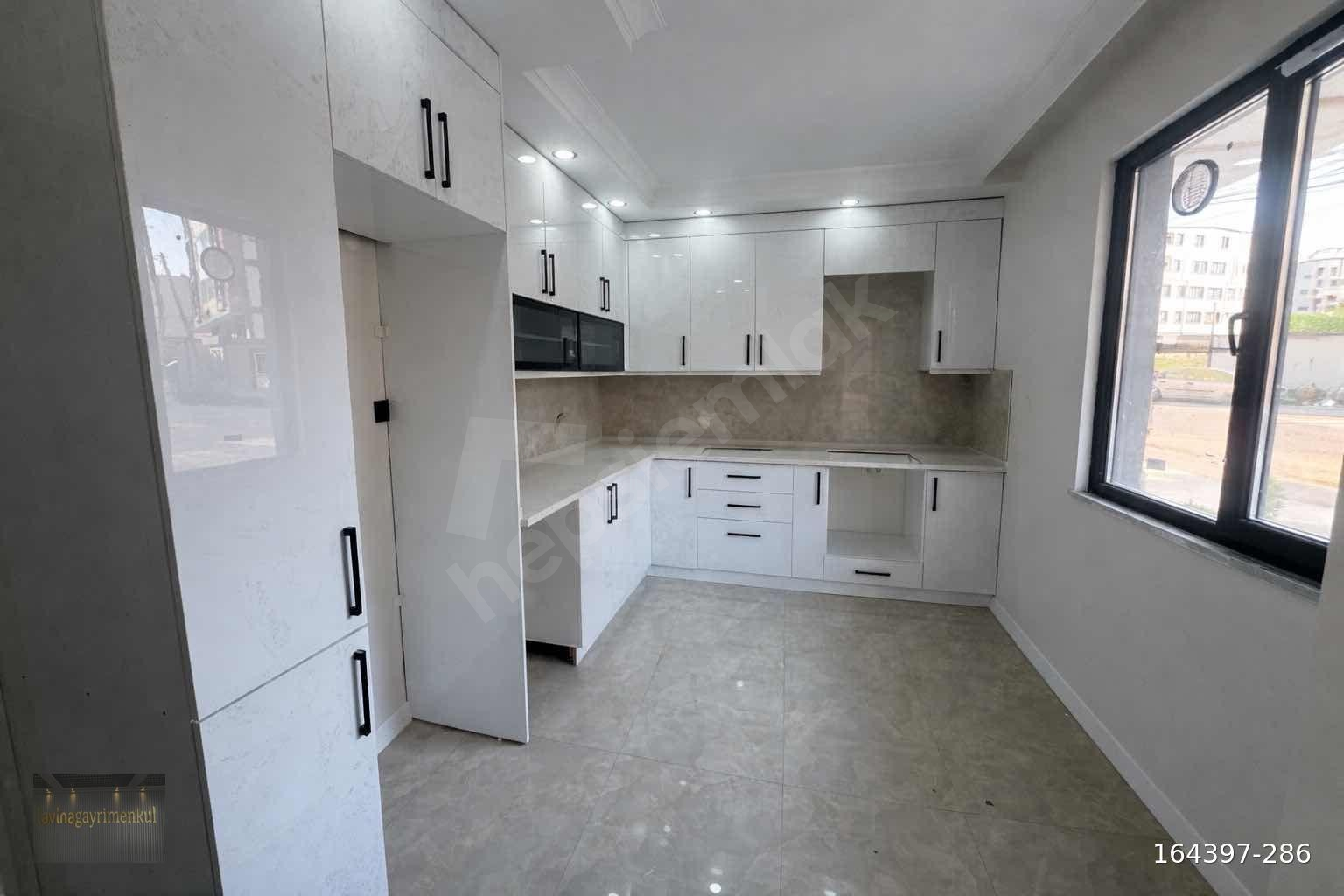 ATATÜRK CADDESI YAKINI YÜKSEK GIRIŞ 2 + 1 80 METRE²