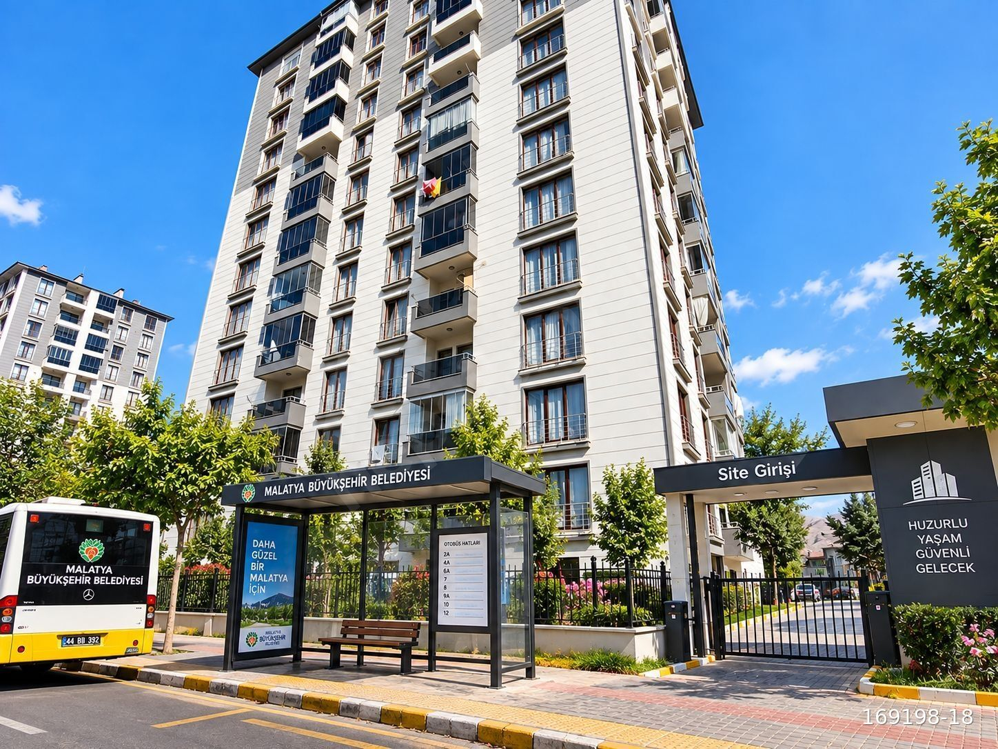 BAŞTAN AZ HASARLI SİTE İÇİ KİRALİK3+1 SİTE İÇİ DAİRE