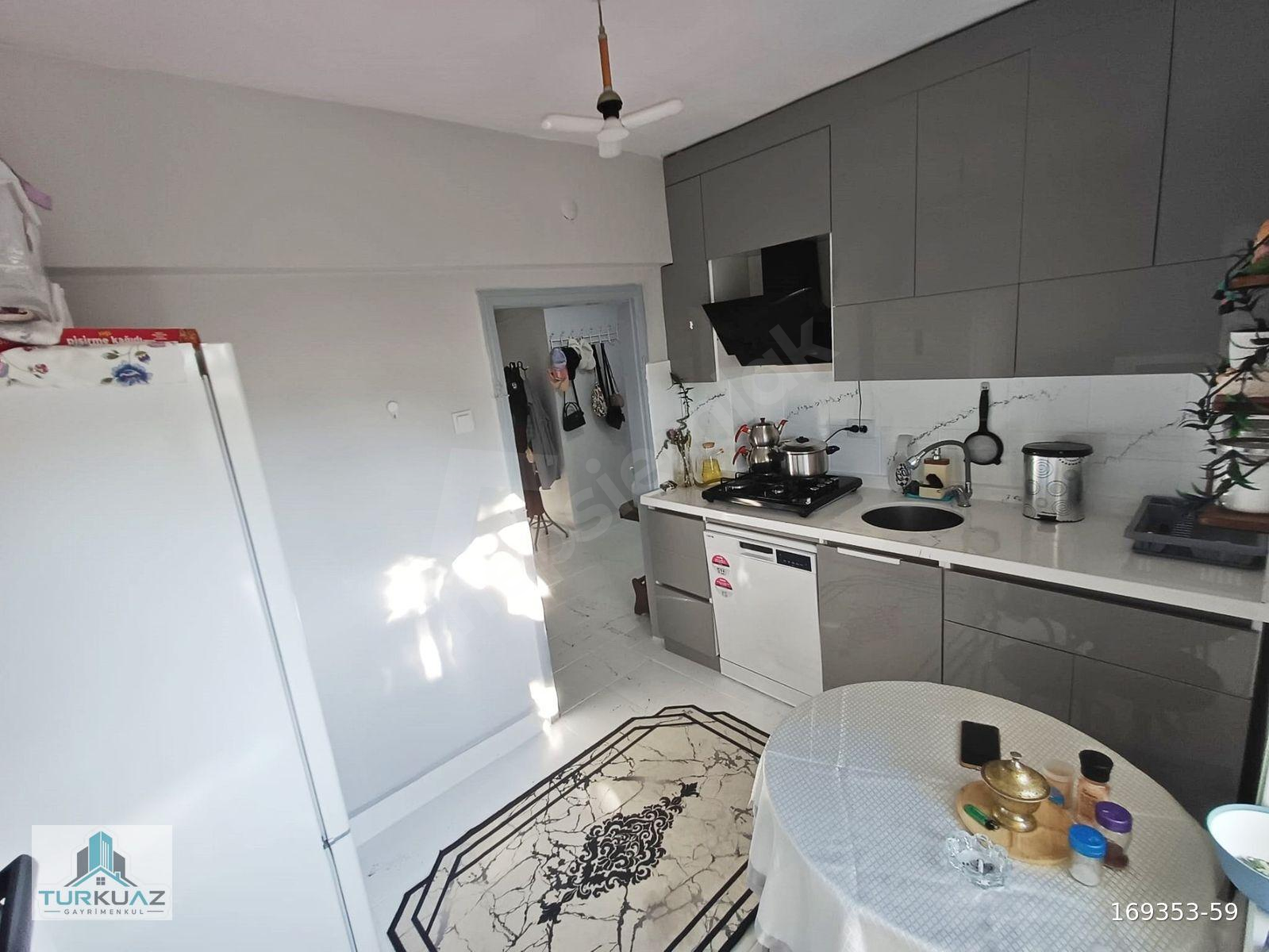 TURKUAZ'DAN ULUBATLI'DA CADDE ÜZERİ GENİŞ BAKIMLI 3+1 FIRSAT DAİRE!