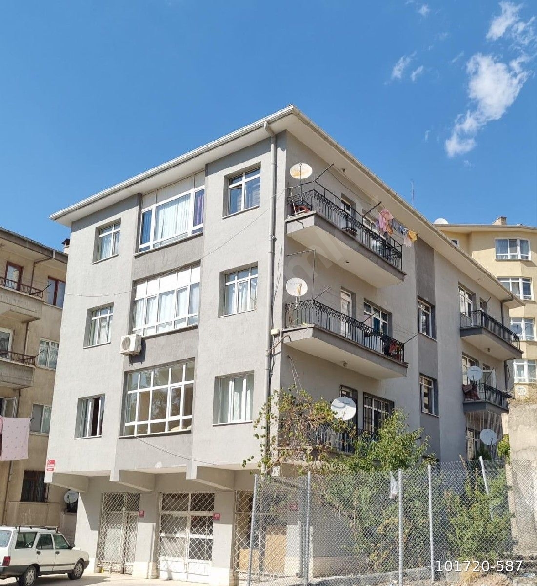 CADDE ÜZERİNDE YAPILI DAİRE