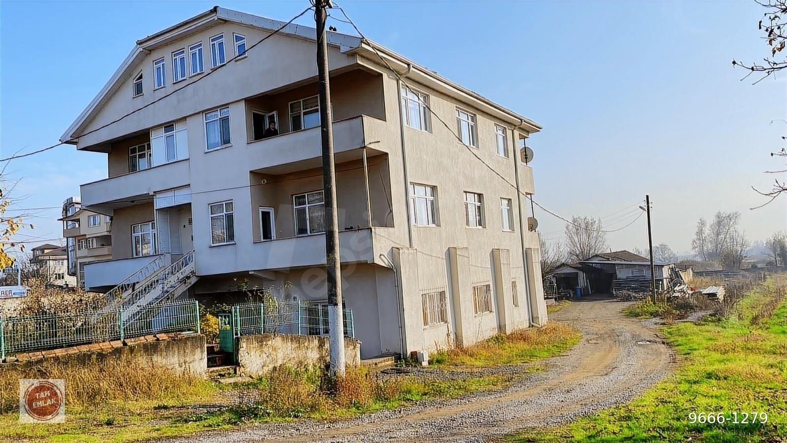 10.000 TL KİRACILI AKÇAKOCA YOLU ÜZERİ SATILIK 2+1 DAİRE