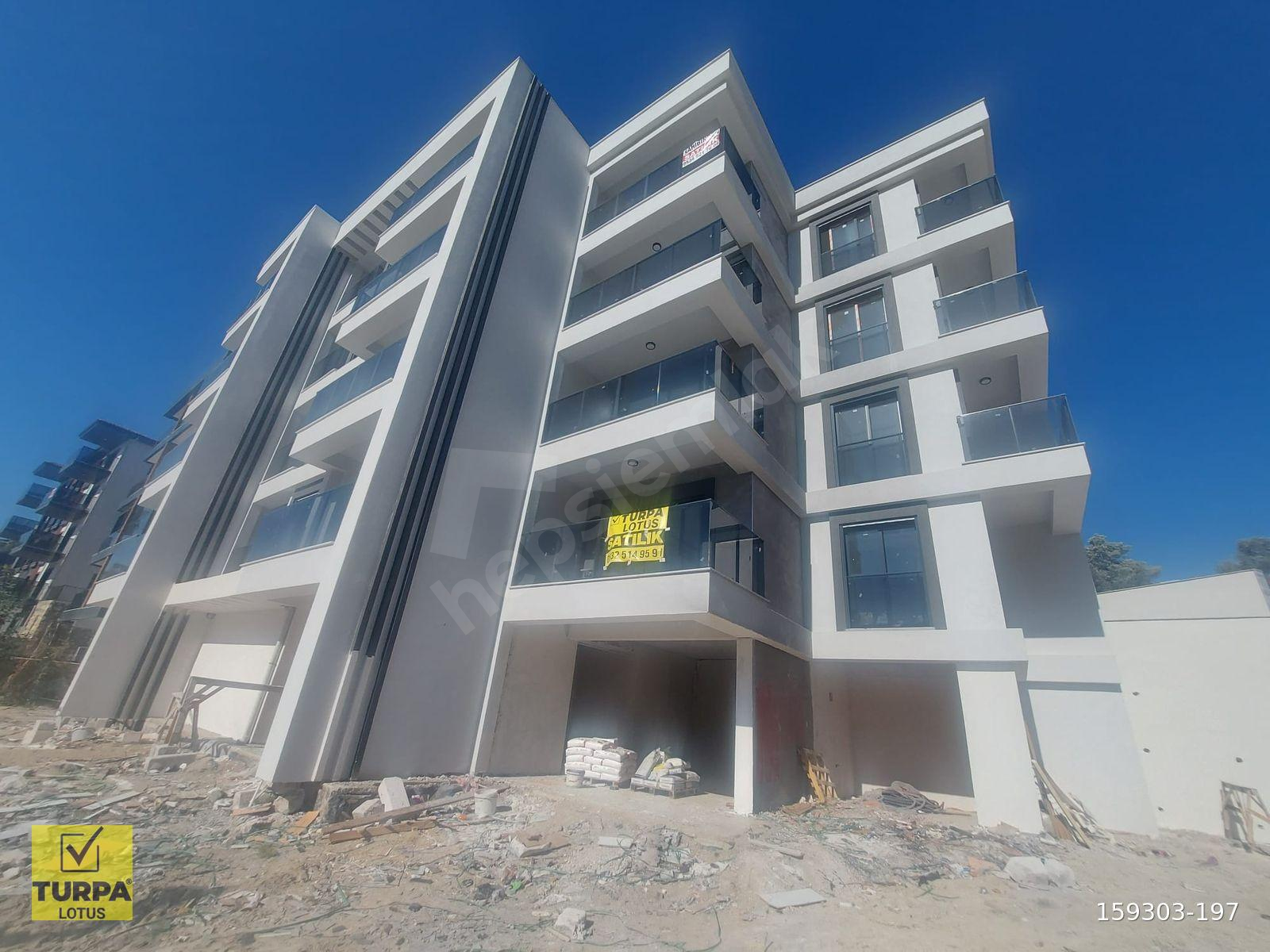 KUŞADASI DEĞİRMENDERE'DE HAVUZLU SİTE SATILIK 2+1 DAİRE