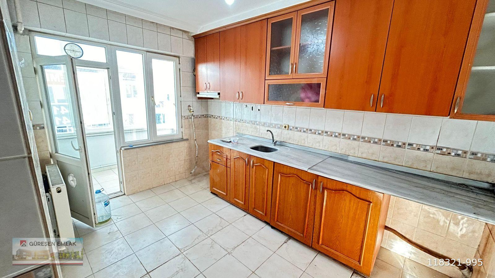 KIYIK CADDESİ ÜZERİNDE 2 BALKONLU ARA KAT 2+1 KİRALIK DAİRE