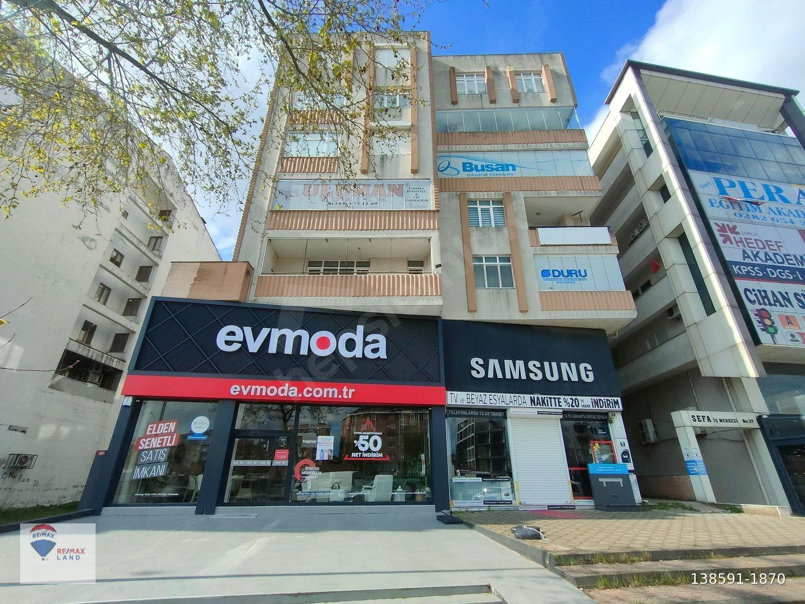 Cadde Üzerinde İşyeri ve Konuta Uygun Teraslı Geniş Kiralık 3+1