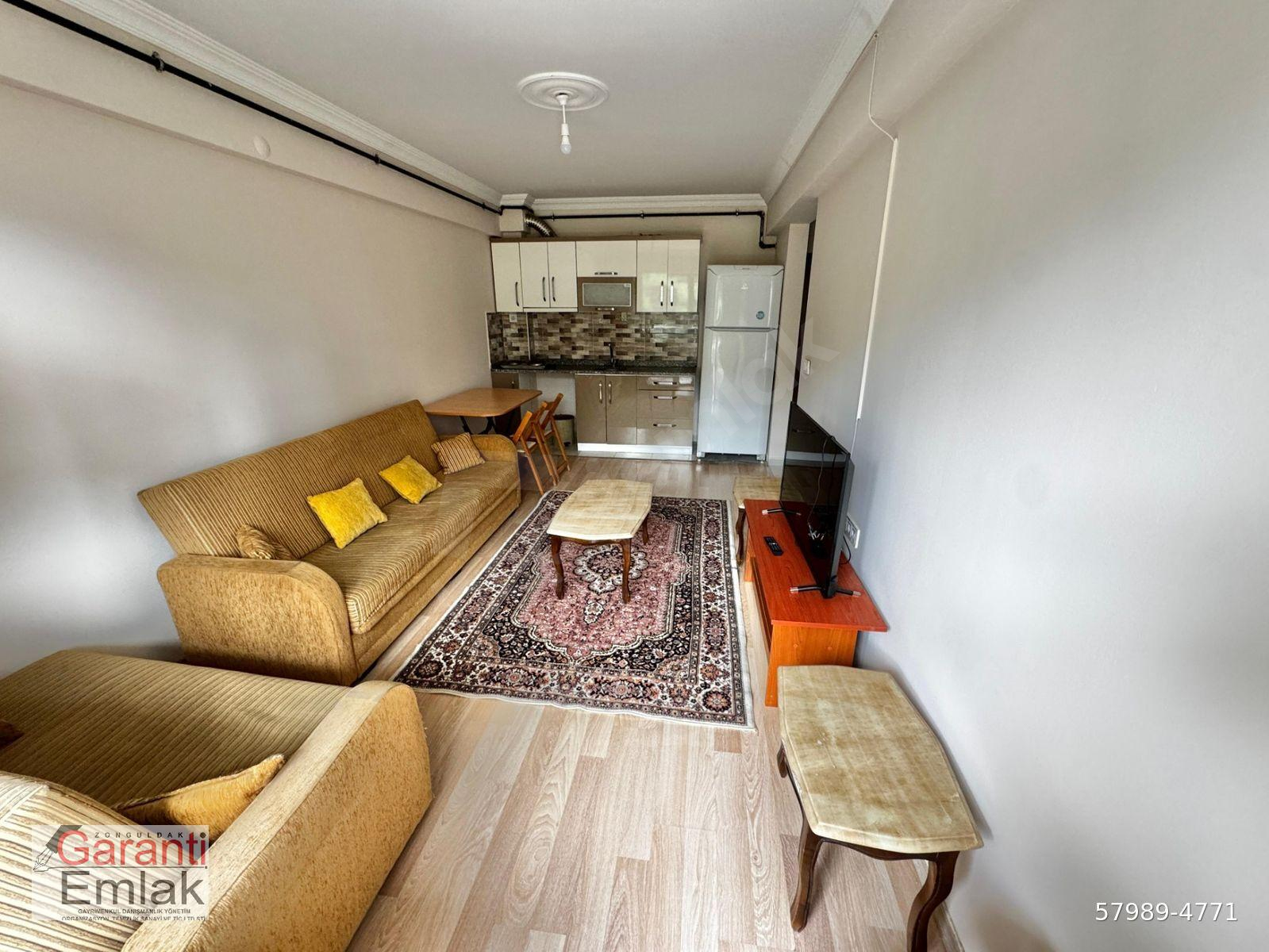 ZONGULDAK GARANTİ EMLAK'TAN ZBEÜ'YE YAKIN, ARA KAT, BALKONLU, ÖNÜ AÇIK VE EŞYALI 1+1 KİRALIK DAİRE