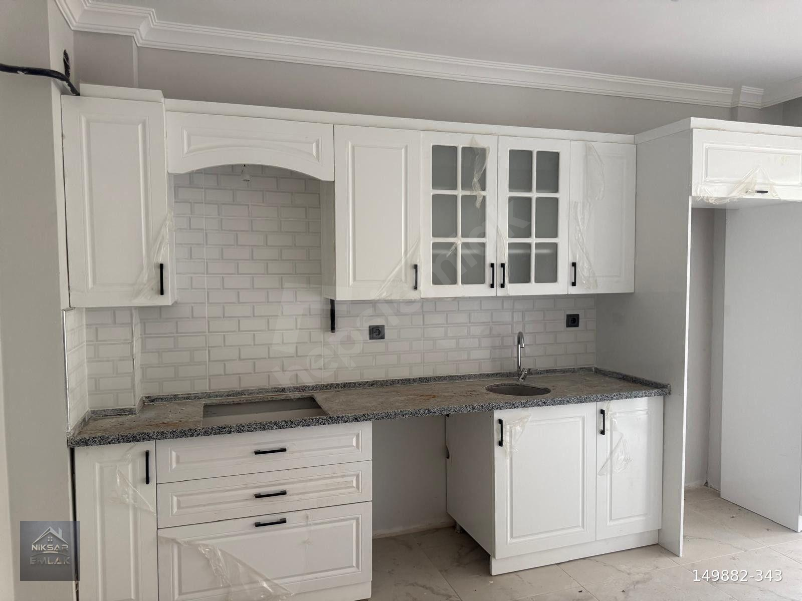 NİKSAR EMLAK'TAN YENİ HASTANE BÖLGESİNDE SİTE İÇERİSİNDE ARAKAT ''SATILIK'' SIFIR DAİRE...