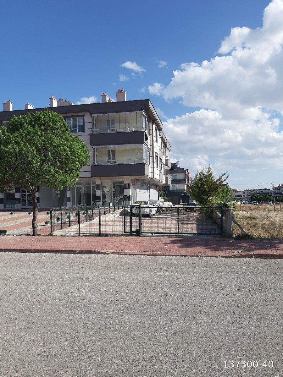 Yazır mahallesi tramvay durağı üzerinde satılık 3+1 daire