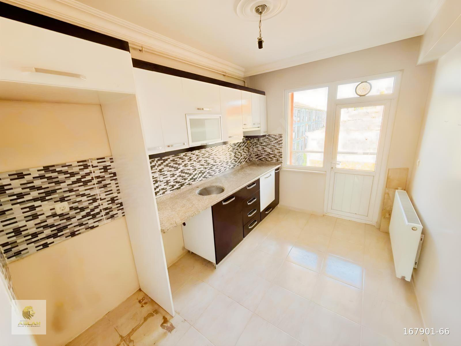 KIYIK ANA CADDE ÜZERİ SATILIK 2+1 DAİRE