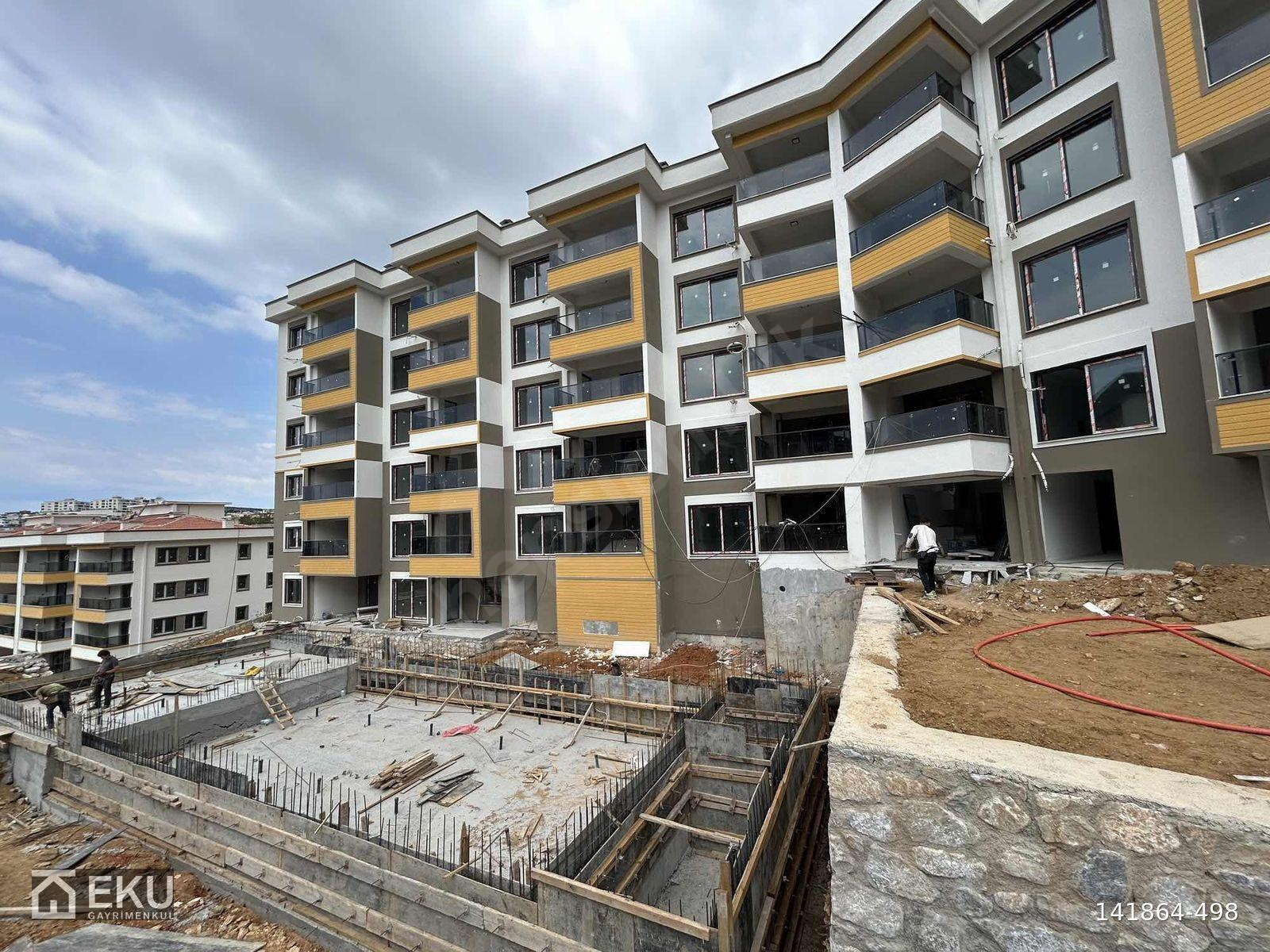 Kuşadası havuzlu sitede çok geniş satılık sıfır 1+1 daire