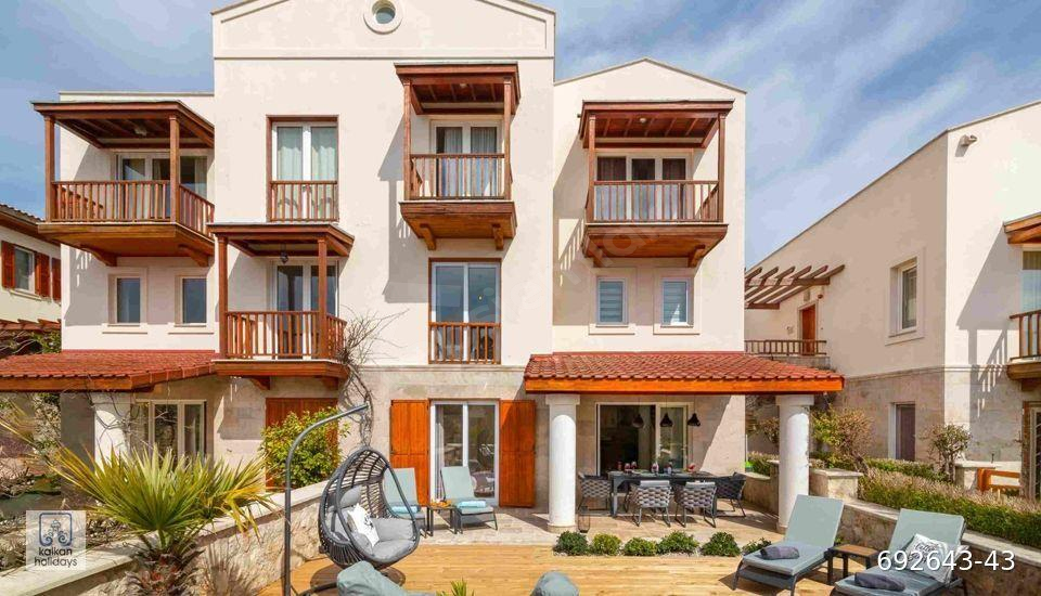 Lavanta Sitesinde Turizm Lisanslı Müstakil Bahçeli Satılık 2+1