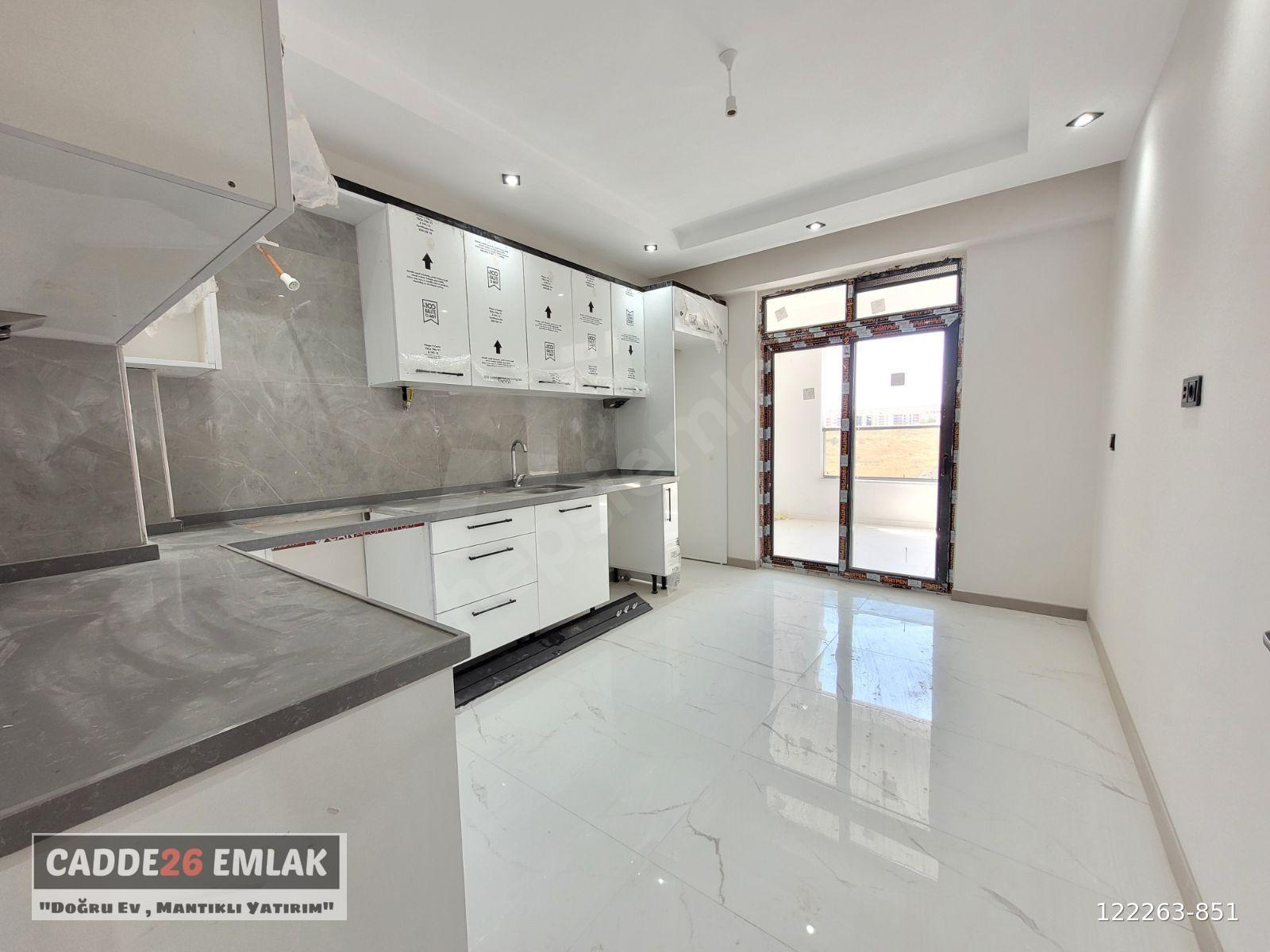 CADDE26 DAN HAVUZLU SİTE İÇERİSİNDE SATILIK 2+1 DAİRE