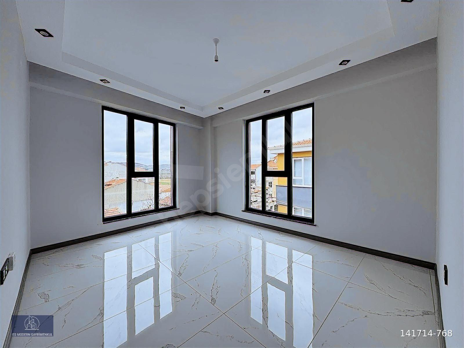 ÇAMLICA MAH. KÖŞE CEPHELİ LUX 2+0 GENİŞ DAİRE
