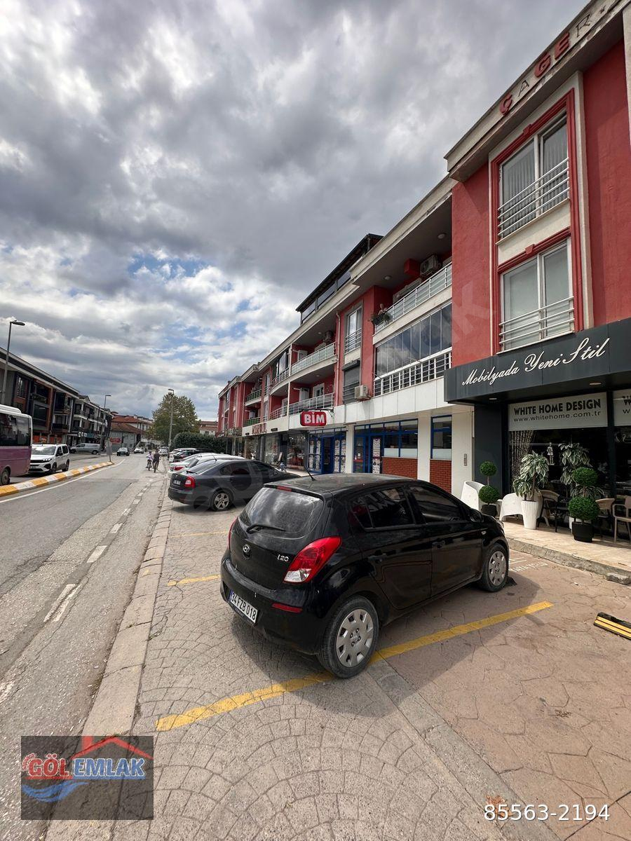 SAPANCA GÖL EMLAKTAN MERKEZİ KONUMDA CADDE ÜSTÜ SİTEDE 3+1 MASRAFSIZ