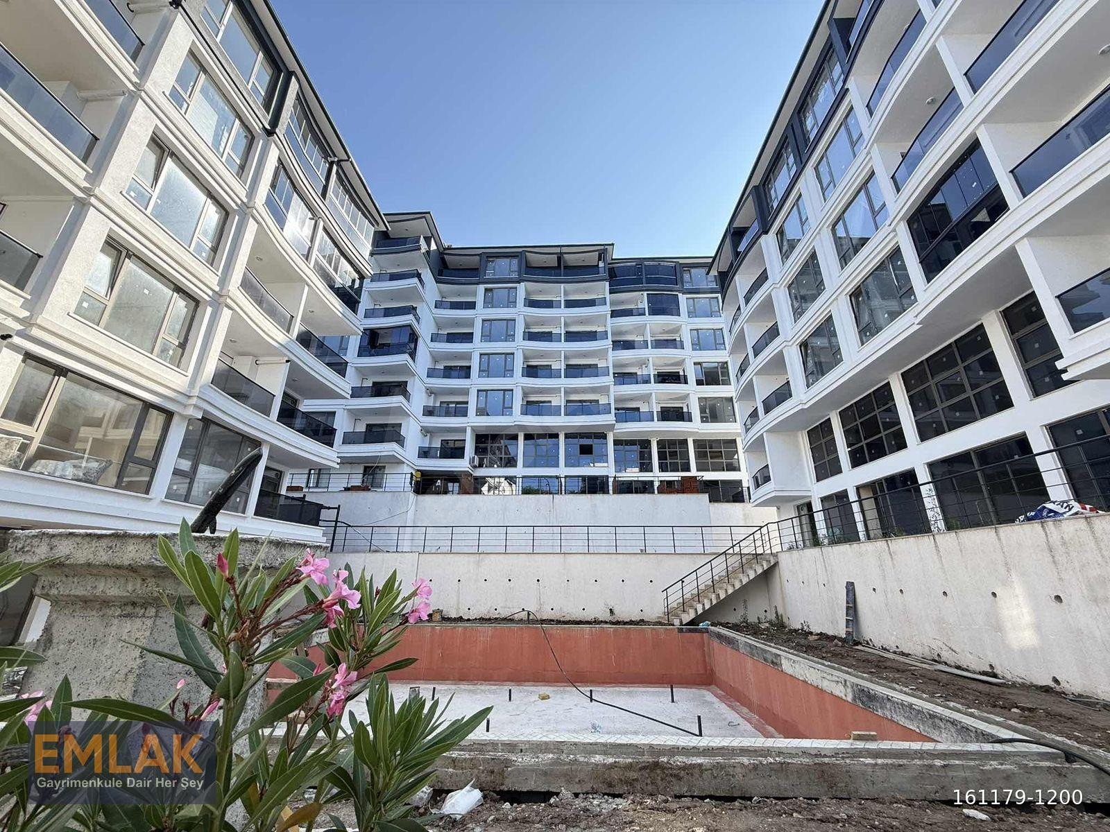 Havuzlu Sitede Kompleks Lux Satılık 1+1