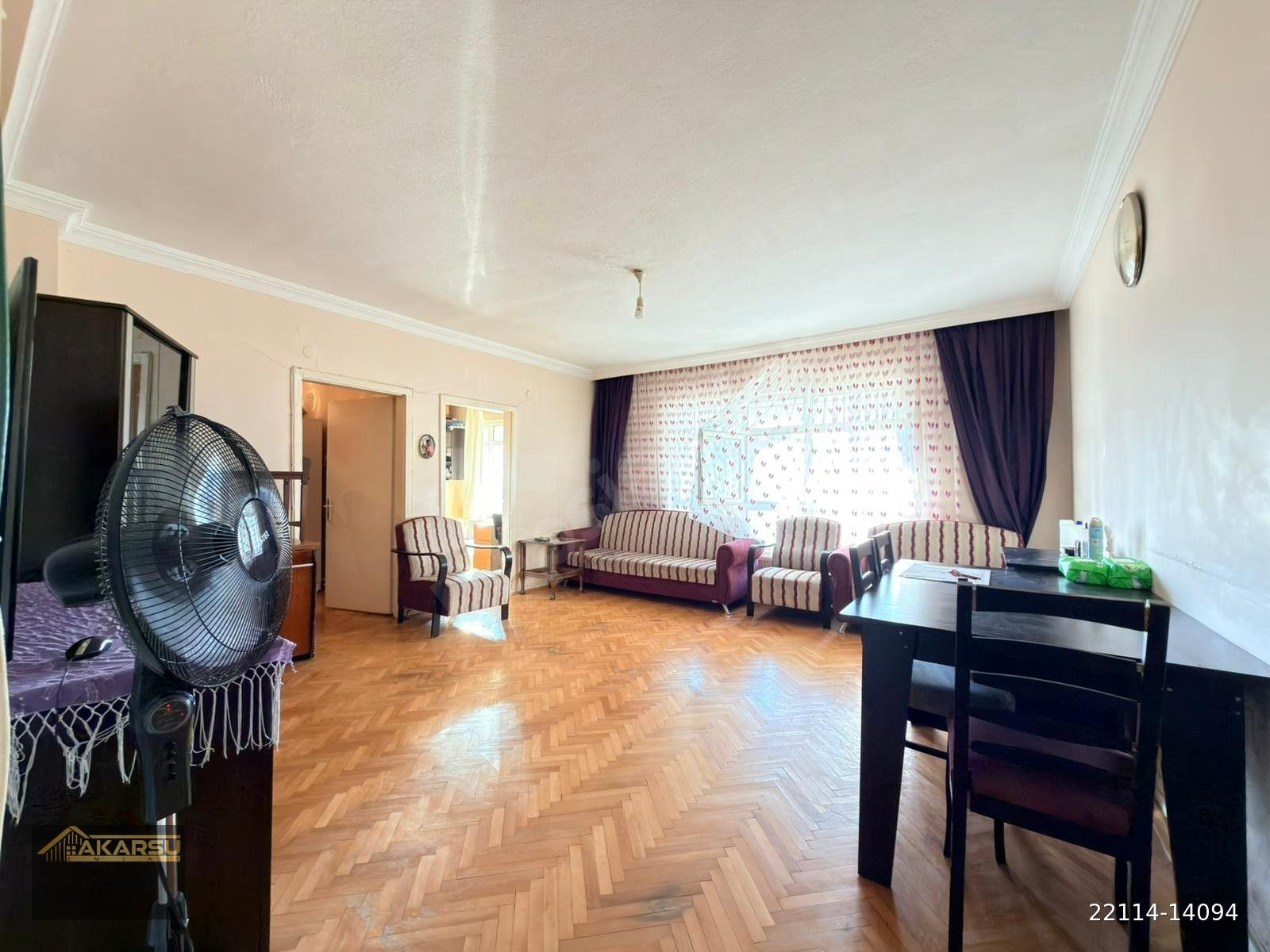 AKARSU EMLAK'TAN SOKULLU CAD 2 BİNA MESAFEDE GENİŞ 3+1 KOMBİLİ KAPALI CAM BALKONLU AÇIK OTOPARKLI