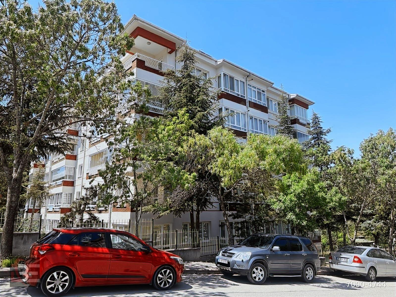 BATIKENT EMLAK'TAN MERKEZİ YER ARAKAT FERAH 3+1 BAKIMLI DAİRE