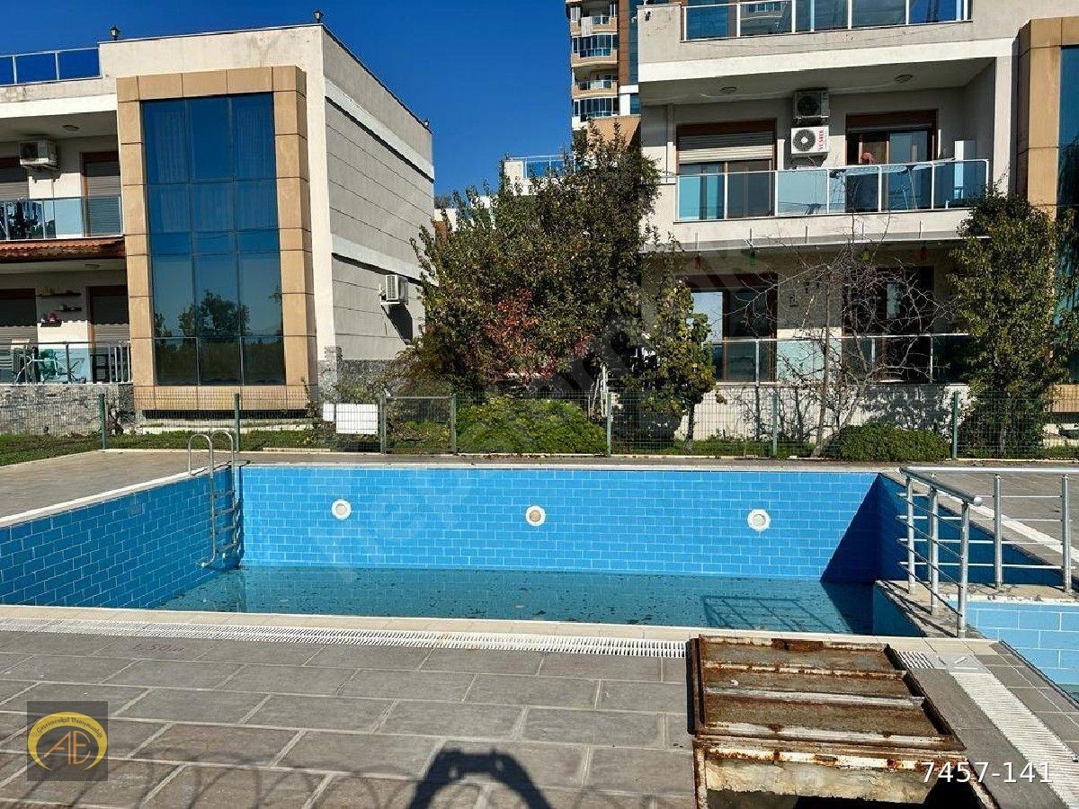 8.Ziyam Sitesi Dünya Barış Anıtı Konutlarında 3+1 165 M2 Körfez Manzaralı Satılık Arakat Daire.