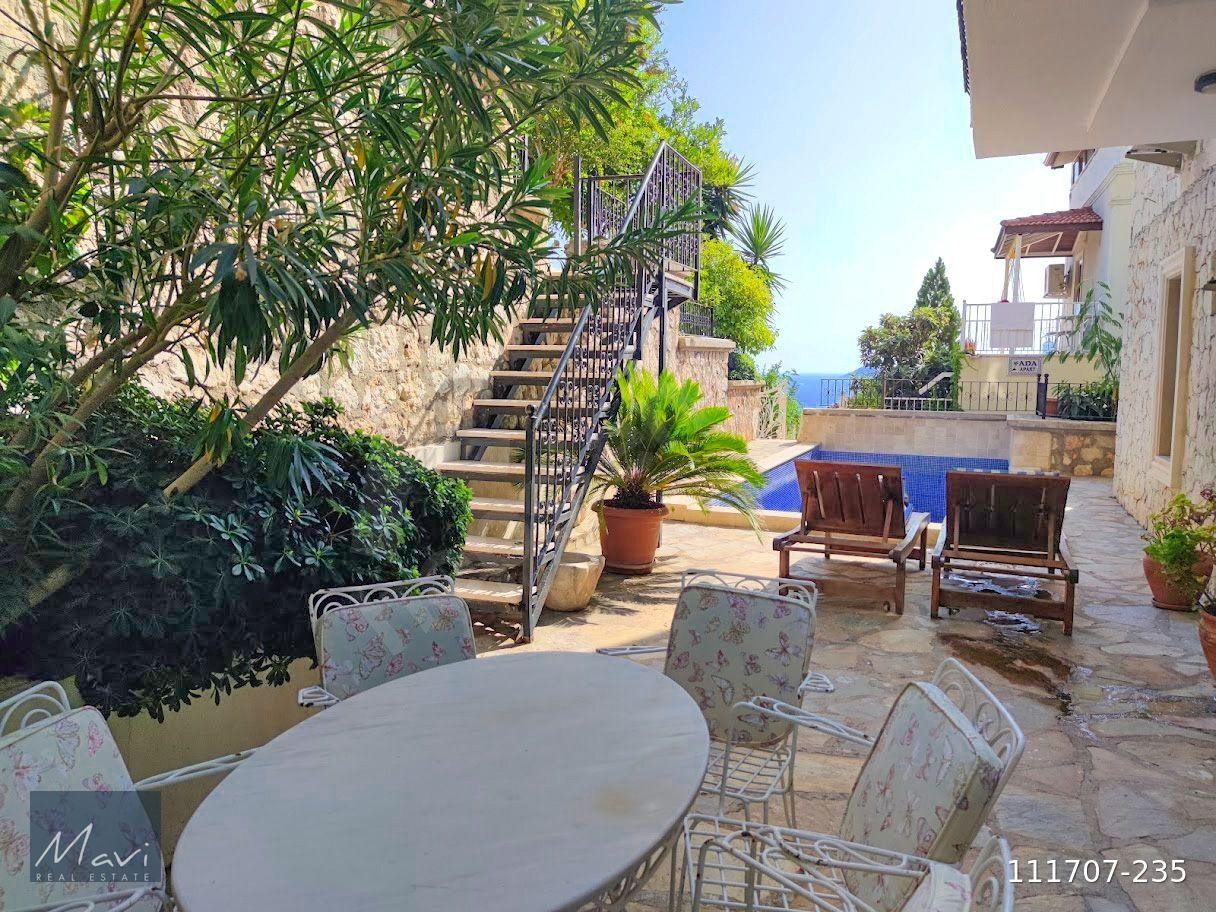 Kalkan merkezde geniş, havuzlu, eşyalı 2+2 daire satılık