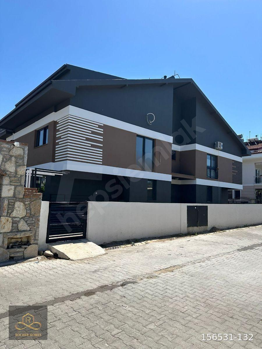 ROCHERHOMES FOÇADA HARİKA KONUMDA HAVUZLU SİTE 3+1 SATILIK DAİRE