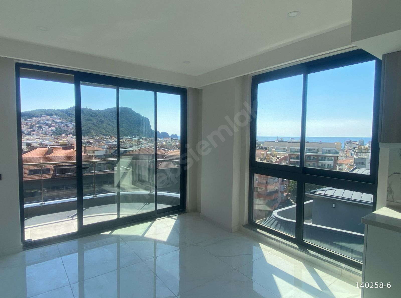 ALANYA-CLEOPATRA'DA SATILIK 1+1 FULL DENİZ&KALE MANZARALI