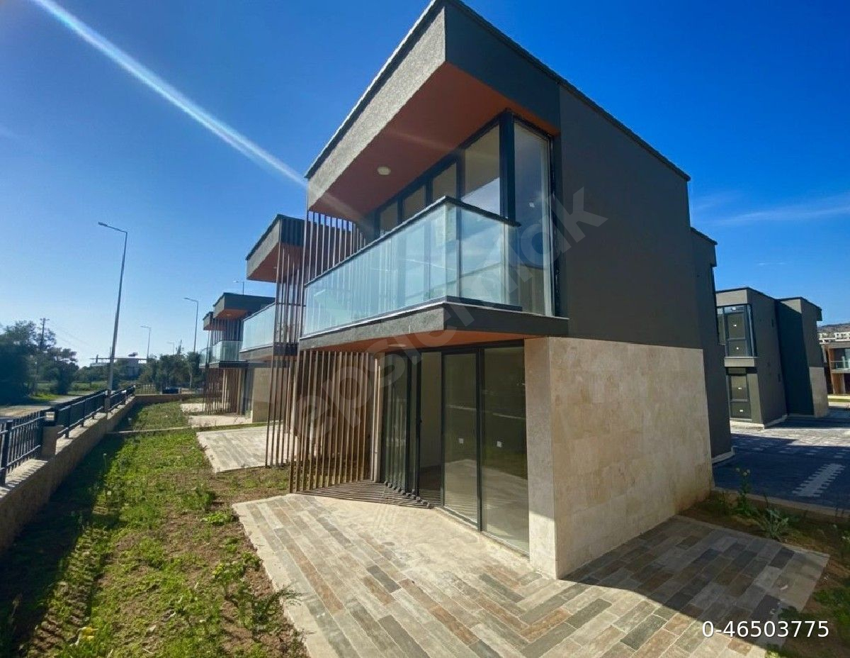Muğla - Milas, Kazıklı da havuzlu sitede, denize yakın satılık 1+1 daire, takasa açık