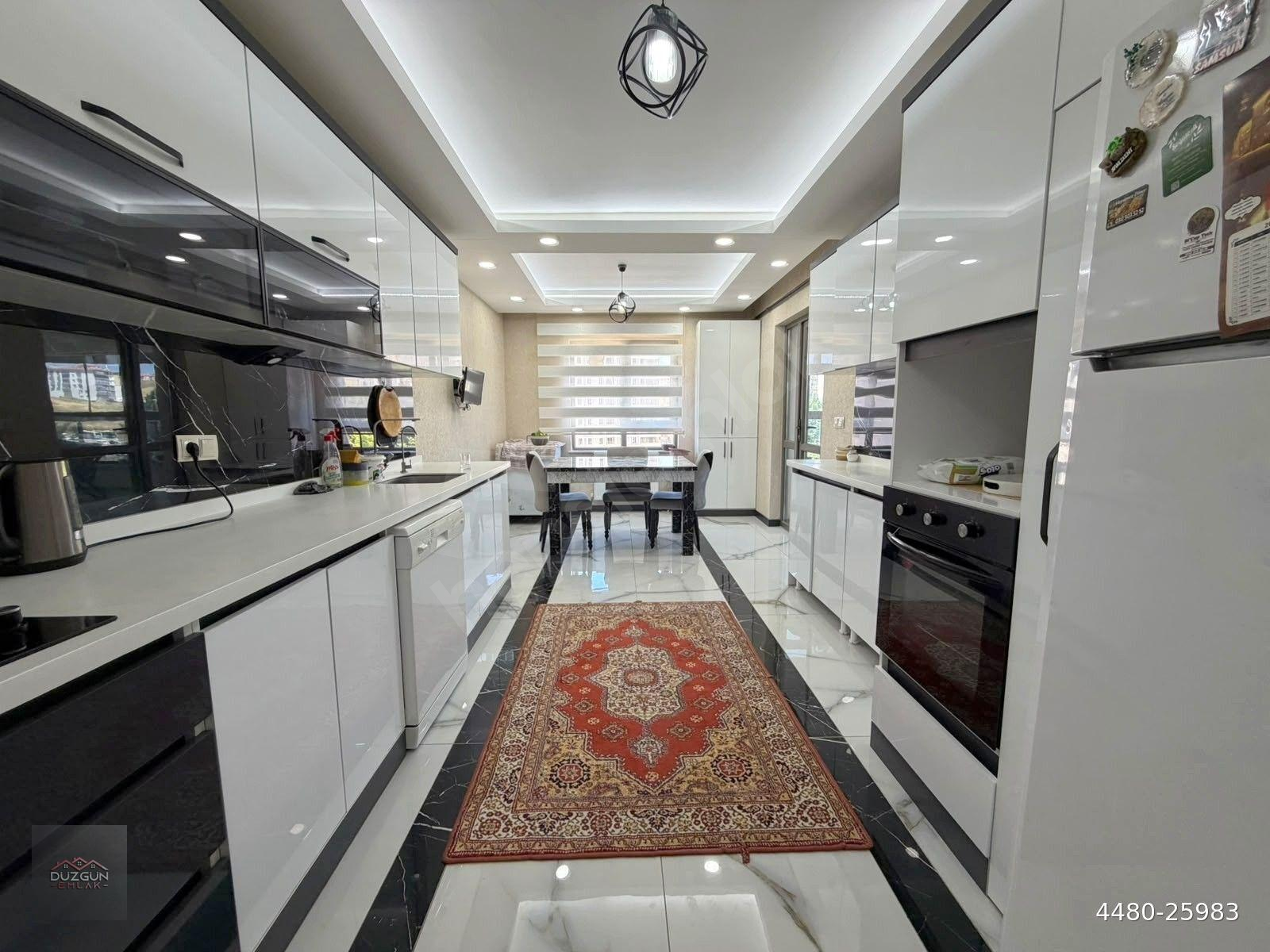 DÜZGÜN EMLAK'TAN ULTRA LÜX SİTEDE GENİŞ FERAH K.OTOPARKLI 4+1 DAİRE