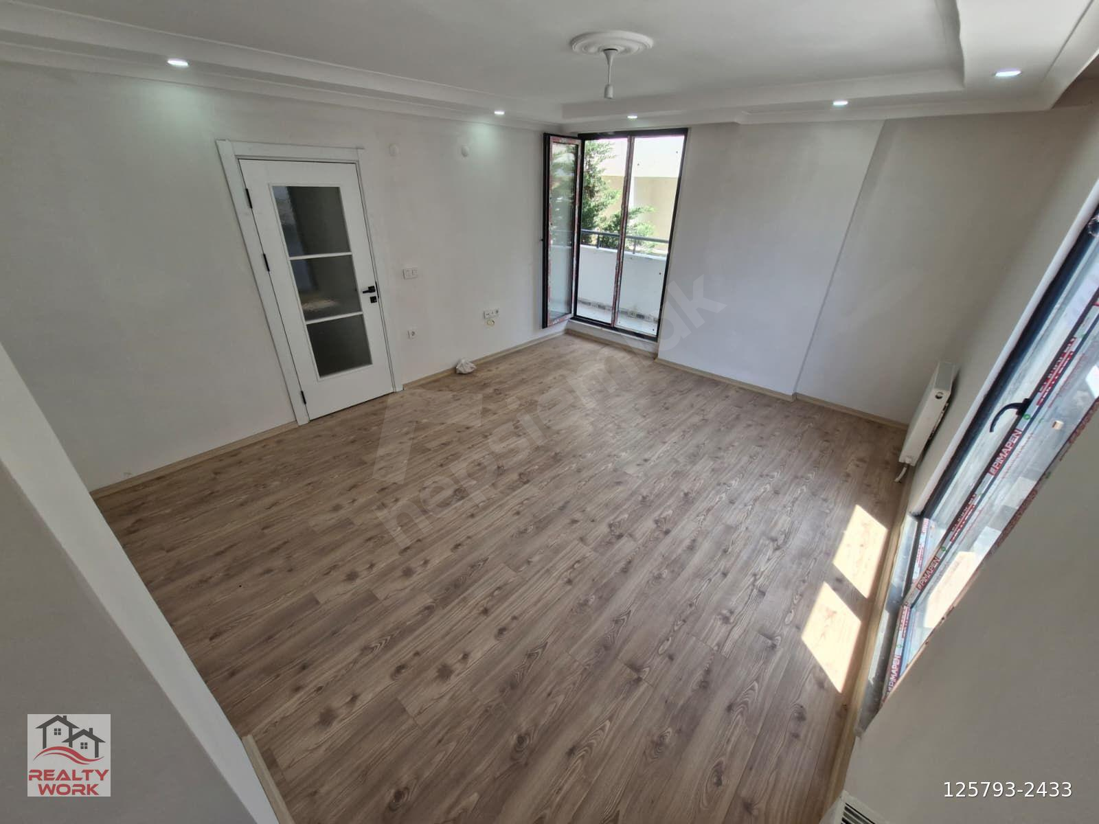 REALTY WORK'TEN UĞUR MUMCU CADDESİNE PARALEL 2+1 ARA KAT DAİRE