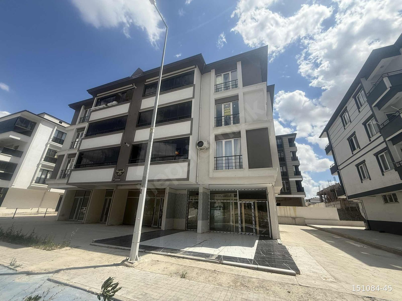 ŞEYHSINAN KERVANCI BÖLGESİ CADDE CEPHELİ 2+1