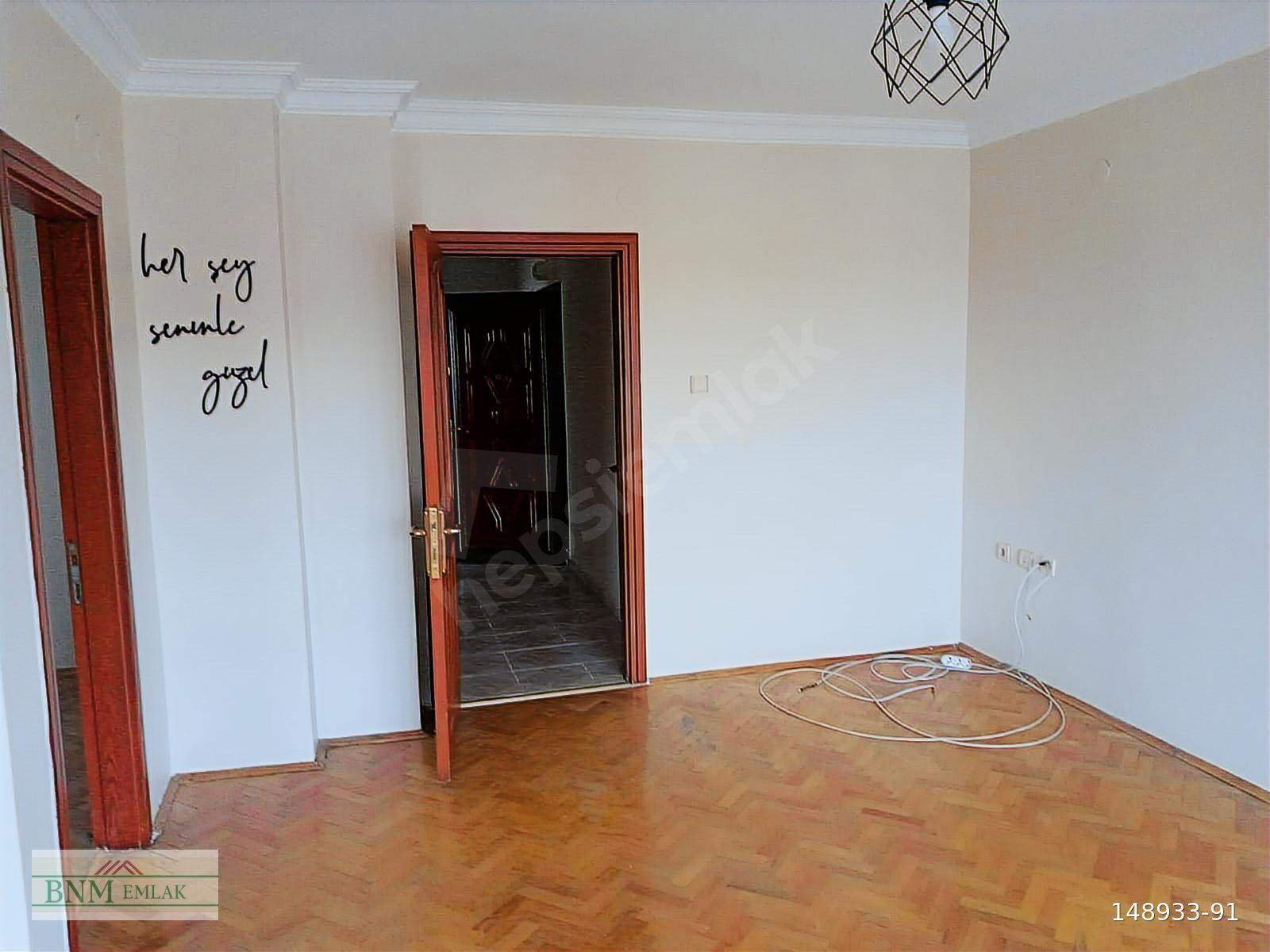AİLE APARTMANINDA ARA KATTA ACİL KİRALIK DAİRE 3+1 (SALON L )