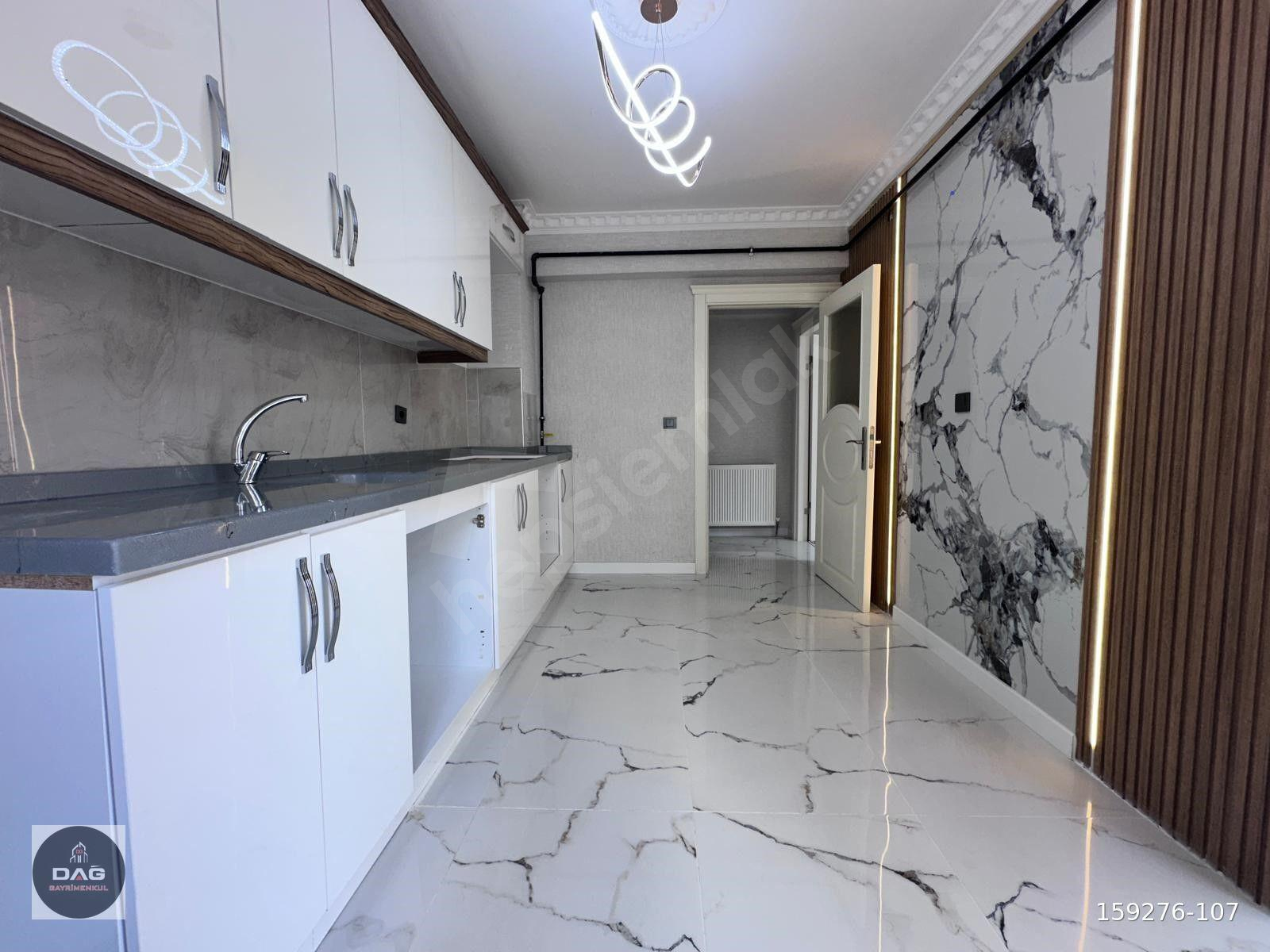 KARAKAYA'DA EMSALLERİN ALTINDA FULL YAPILI ARA KATTA 3+1 DAİRE