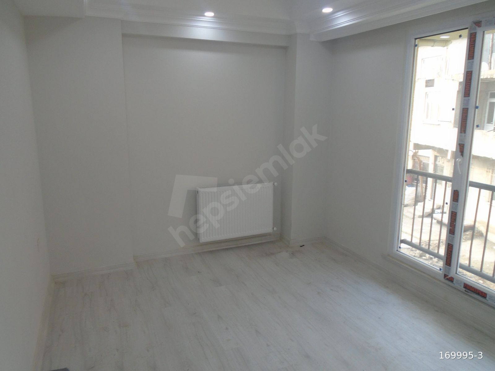 ALTINŞEHİR MEYDANDA YENİ BİNADA ARAKAT KREDİYE UYGUN VE İÇİ SIFIR HİÇ KULLANILMAMIŞ 1+1 DAİRE