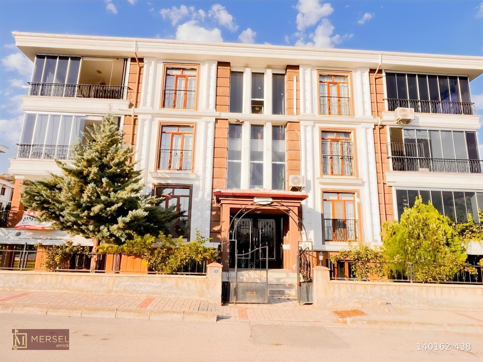 MERSEL EMLAK'tan CUMHURİYET MAH.KİRALIK GİRİŞ KAT 4+1 DAİRE