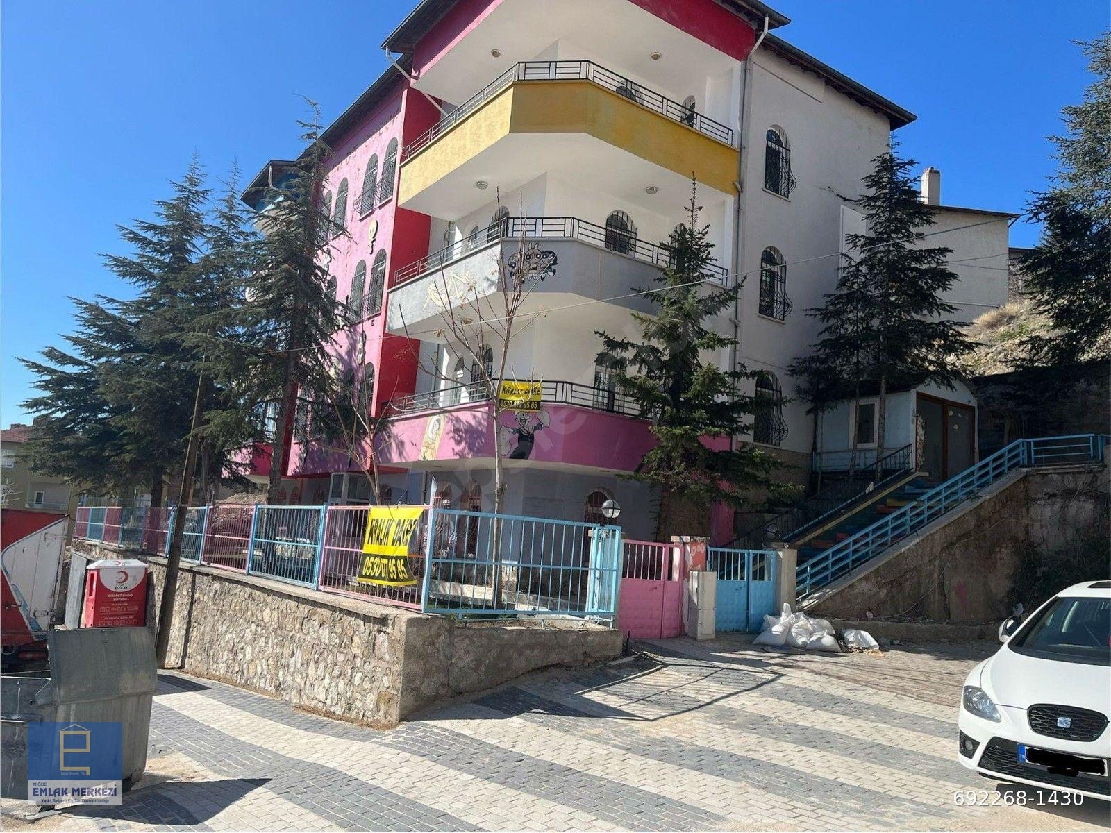 ## NİĞDE EMLAK MRKZNDEN VALİ KONAĞI YOKUŞUNDA 3+1 KİRALIK DAİRE#
